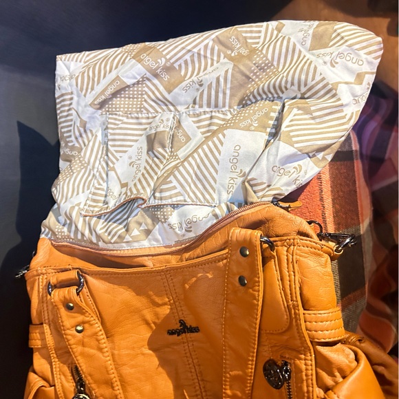 Angel Kiss made of high quality wear resisting & washable leather Crossbody bag - Picture 3 of 9